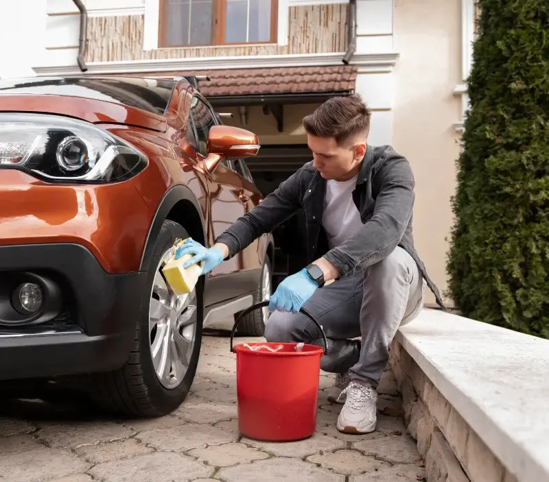 Lavage auto à domicile Éterville : professionnel intervenant sur un véhicule